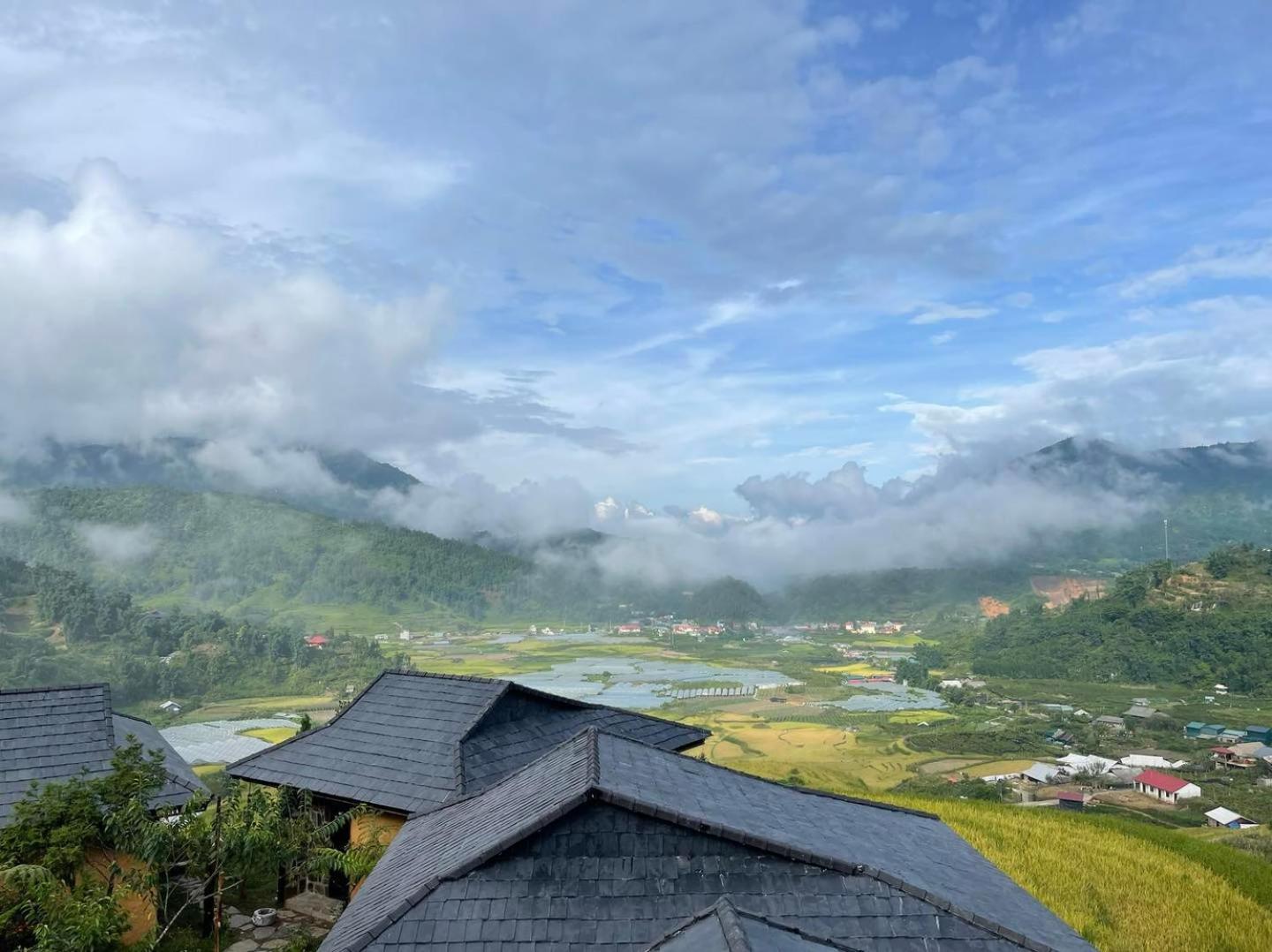 Black Ship Sapa Bagian luar foto