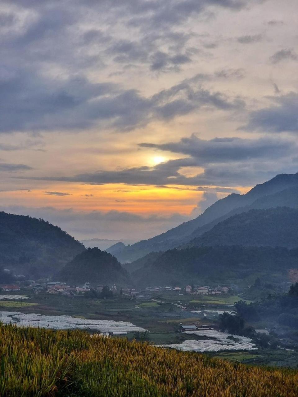 Black Ship Sapa Bagian luar foto